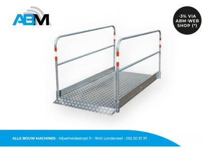 Passerelle en acier/aluminium avec des garde-corps et dimensions 1,80 x 1 mètre chez Alle Bouw Machines (ABM).