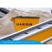 Malaxeur électrique F120 de Baron chez Alle Bouw Machines (ABM) est près d'une bande convoyeuse.