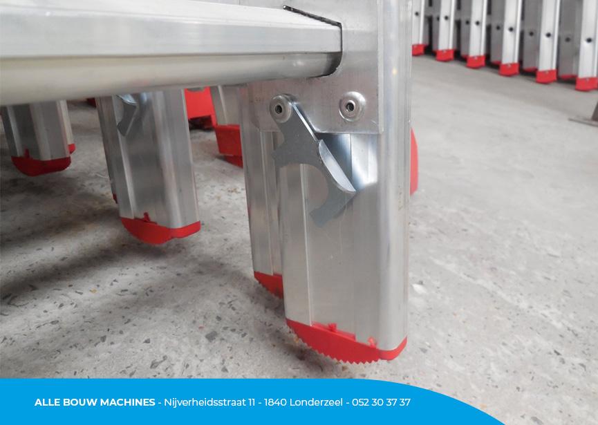 Anti-slip doppen van de aluminium schuifladder met 2 x 9 treden van Dubaere Ladders bij Alle Bouw Machines (ABM).