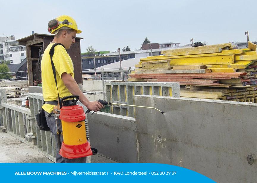 Hogedruksproeier Ferrox Plus met vulinhoud 6 liter van Mesto bij Alle Bouw Machines (ABM) wordt gebruikt om beton te behandelen.