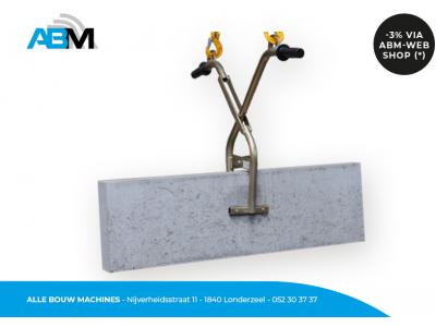 Boordsteentang BZ100 met boordsteen van Bomaco bij Alle Bouw Machines (ABM).