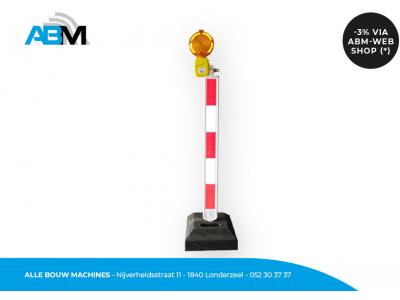 Kunststof verkeersbaken op rubberen voet en met knipperlicht bij Alle Bouw Machines (ABM).