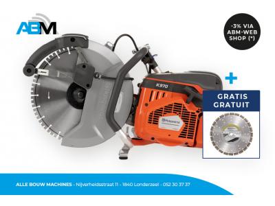 Benzine doorslijpmachine K970 met gratis diamantzaagblad ⌀ 400 x 25,4/20 mm van Husqvarna bij Alle Bouw Machines (ABM). Benzine doorslijpmachine K970 met gratis diamantzaagblad ⌀ 400 x 25,4/20 mm van Husqvarna bij Alle Bouw Machines (ABM).