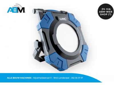 Lampe de chantier à LED électrique P+100 de Lumx chez Alle Bouw Machines (ABM).