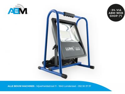 Lampe de chantier à LED électrique B-180 de Lumx chez Alle Bouw Machines (ABM).
