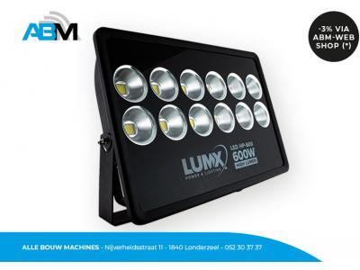 Lampe de chantier à LED électrique HP-600 de Lumx chez Alle Bouw Machines (ABM).