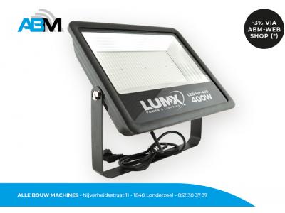 Lampe de chantier à LED électrique HP-400 de Lumx chez Alle Bouw Machines (ABM).