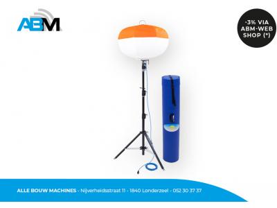 Elektrische LED lichtballon SL 2000 op statief met draagtas van Powermoon bij Alle Bouw Machines (ABM). Elektrische LED lichtballon SL 2000 op statief met draagtas van Powermoon bij Alle Bouw Machines (ABM).