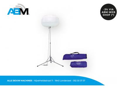 Lichtballon Light Boy op statief met transportzakken van Yanmar bij Alle Bouw Machines (ABM). Lichtballon Light Boy op statief met transportzakken van Yanmar bij Alle Bouw Machines (ABM).