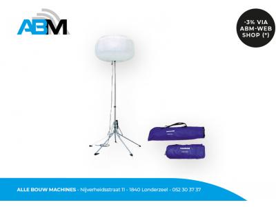 Lichtballon Light Boy op statief met transportzakken van Yanmar bij Alle Bouw Machines (ABM). Lichtballon Light Boy op statief met transportzakken van Yanmar bij Alle Bouw Machines (ABM).