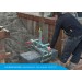 Bandenklem AL750-UNI van Almi bij Alle Bouw Machines (ABM) wordt gebruikt om een betonnen blok te klemmen.