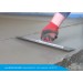 Rechthoekige handspaan met afmetingen 279 x 121 mm van Beton Trowel bij Alle Bouw Machines (ABM) wordt gebruikt om een betonnen vloer af te werken.