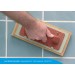 Bac de lavage Pulirapid avec éponge à main Sweepex de Raimondi chez Alle Bouw Machines (ABM) est utilisé pour nettoyer des carrelages.