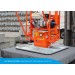Vacuüm zuigheffer/tegeltiller VHU-700-BL van Hamevac bij Alle Bouw Machines (ABM) wordt gebruikt om een betontegel te heffen.