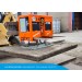 Vacuüm zuigheffer/tegeltiller VHU-3000-AR van Hamevac bij Alle Bouw Machines (ABM) wordt gebruikt om een betontegel te heffen.