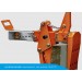 Grappin mécanique FGS 1,5-30 de Wimag chez Alle Bouw Machines (ABM) est utilisé pour serrer un bloc de béton en L.