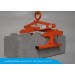 Mechanische klem PMU3 van Bomaco bij Alle Bouw Machines (ABM) wordt gebruikt om een betonnen blok vast te klemmen.