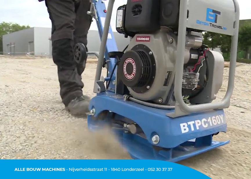 Plaque vibrante à diesel BTPC160Y de Beton Trowel chez Intermat est utilisée pour vibrer le sol.