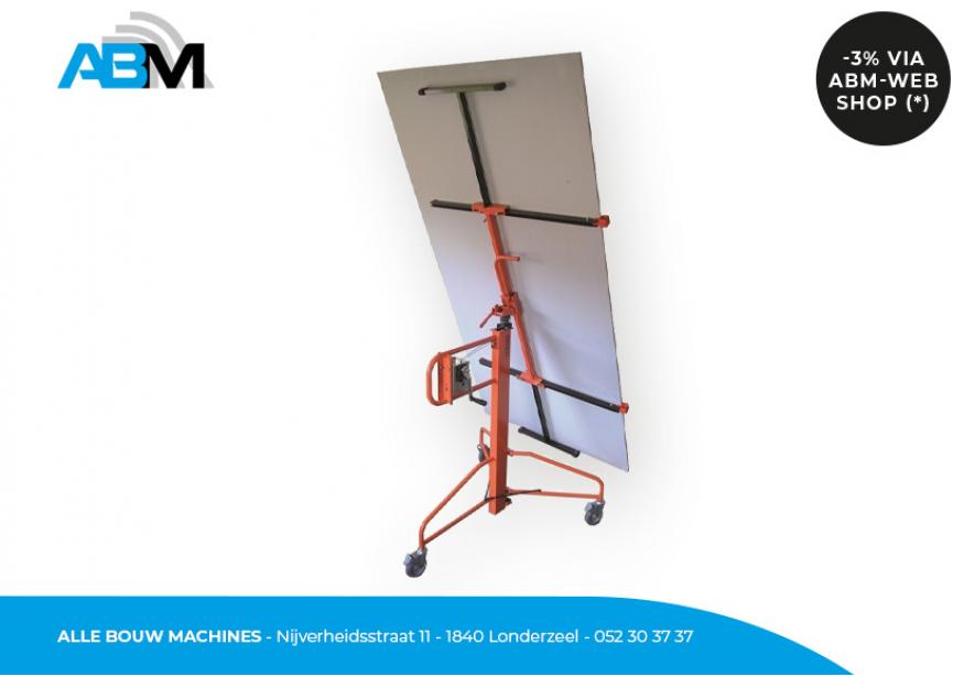 Platenlift Levpano II van Mondelin bij Alle Bouw Machines (ABM) wordt gebruikt met een verticale gyprocplaat.