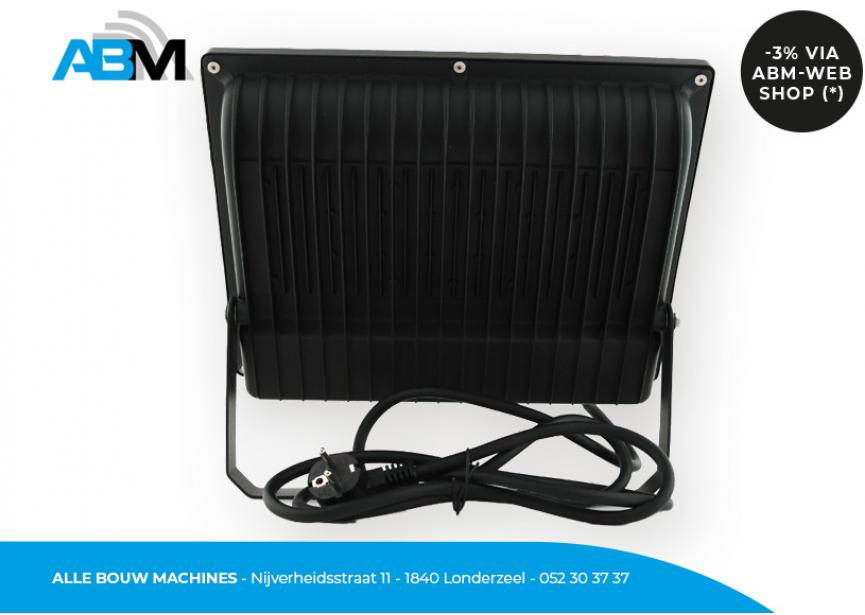 Vue arrière de la lampe de chantier à LED électrique HP-150 de Lumx chez Alle Bouw Machines (ABM).