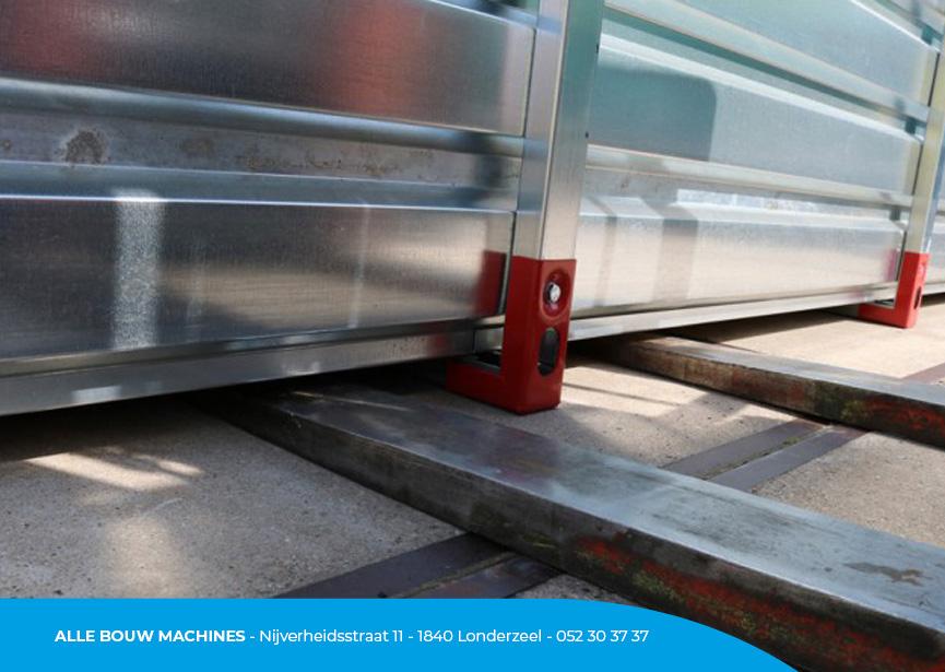 Materiaalcontainer Macon 3 x 2,2 x 2,2 meter bij Alle Bouw Machines (ABM) wordt verplaatst door een vorkheftruck.