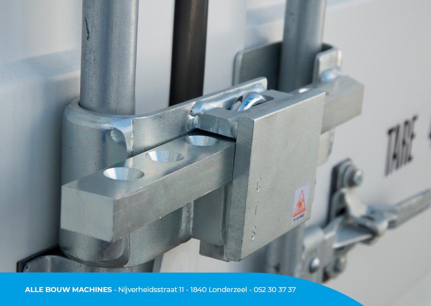 Containerslot CTS bij Alle Bouw Machines (ABM) bevestigd op een opslagcontainer.