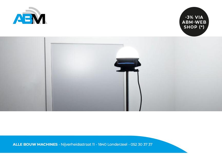 Lampe de chantier à LED électrique LB-50 sur un trépied de Lumx chez Alle Bouw Machines (ABM).