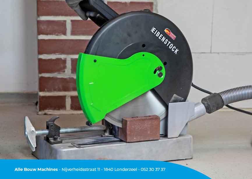 Scie de maçon EST350.2 d'Eibenstock chez Alle Bouw Machines (ABM) est utilisée pour le sciage de briques.
