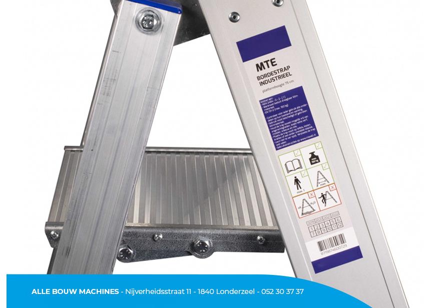 Aluminium trapladder MTE-3 bij Alle Bouw Machines (ABM) met platform.