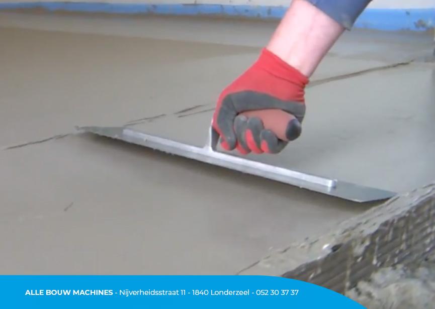 Rechthoekige handspaan met afmetingen 279 x 121 mm van Beton Trowel bij Alle Bouw Machines (ABM) wordt gebruikt om een betonnen vloer af te werken.
