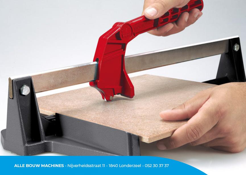 Coupe-carreaux manuel Minimontolit Evolution 2 de Montolit chez Alle Bouw Machines (ABM) est utilisé pour couper des plinthes.
