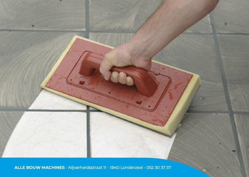 Sponskuisbak Pedalo van Raimondi bij Alle Bouw Machines (ABM) met handspons om cementsluier te verwijderen.
