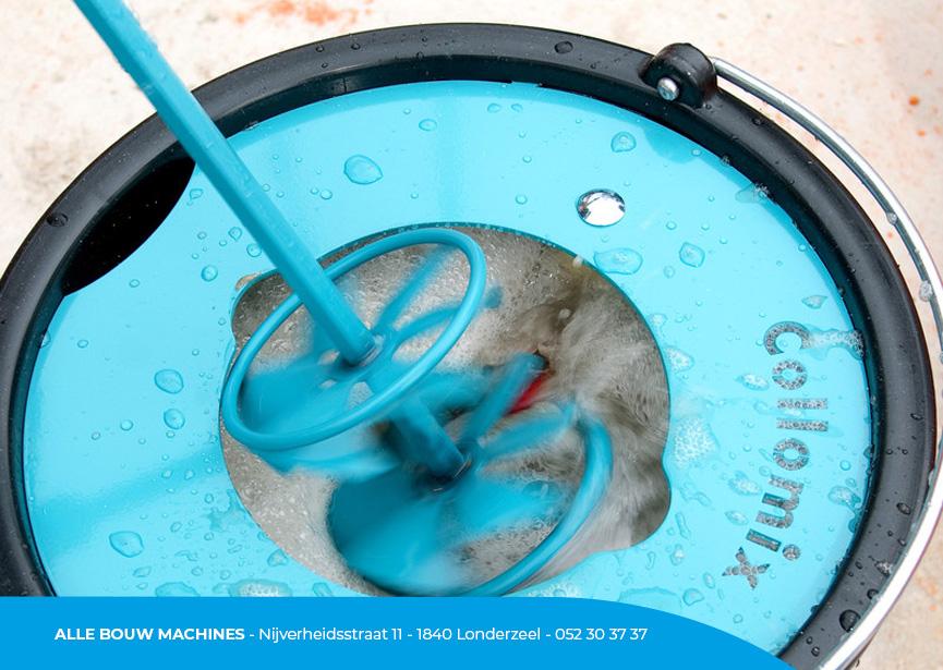 Reinigingsemmer Mixer-Clean van Collomix bij Alle Bouw Machines (ABM) reinigt een mengstaaf.