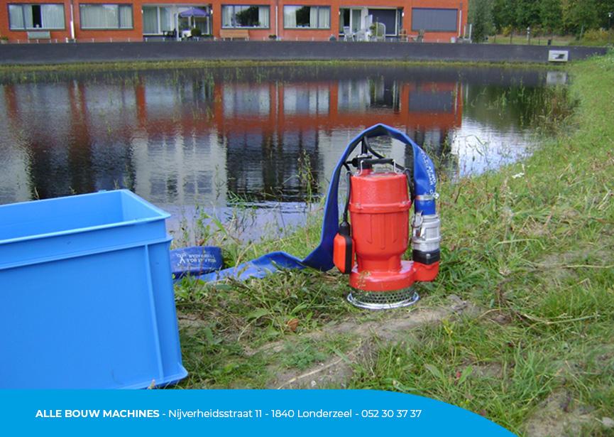 Pompe submersible AS-400A Box chez Alle Bouw Machines (ABM) est utilisée pour pomper un étang.