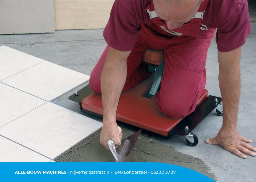 Tegelzettersstoel Nelson van Raimondi bij Alle Bouw Machines (ABM) wordt gebruikt tijdens het vloeren.