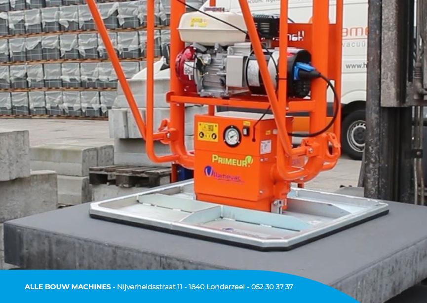 Vacuüm zuigheffer/tegeltiller VHU-700-BL van Hamevac bij Alle Bouw Machines (ABM) wordt gebruikt om een betontegel te heffen.