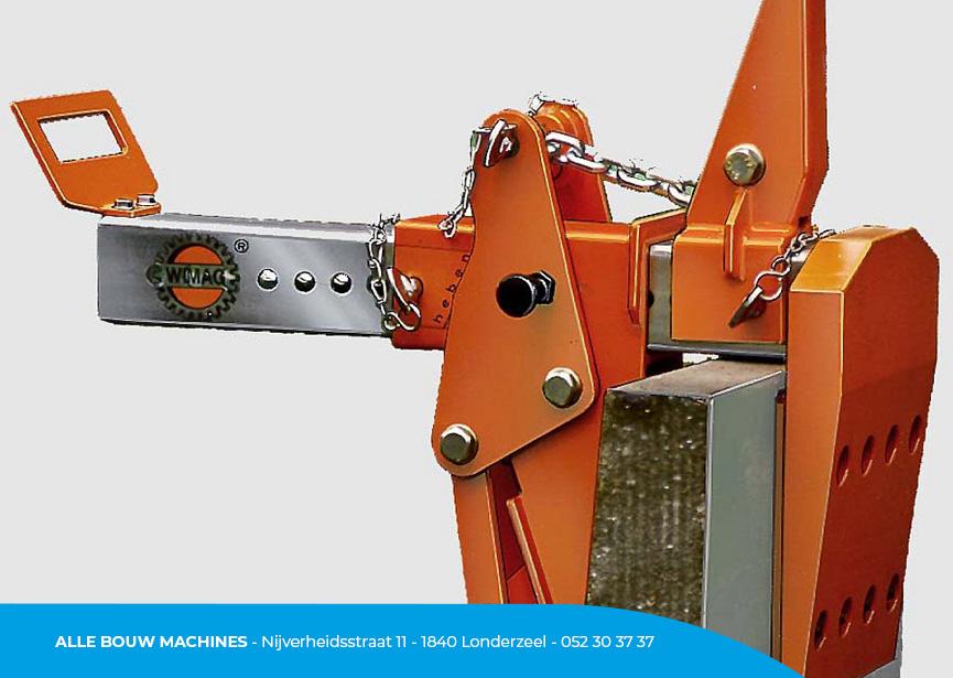 Mechanische grijper FGS 1,5-30 van Wimag bij Alle Bouw Machines (ABM) wordt gebruikt om een betonnen L-blok vast te grijpen.