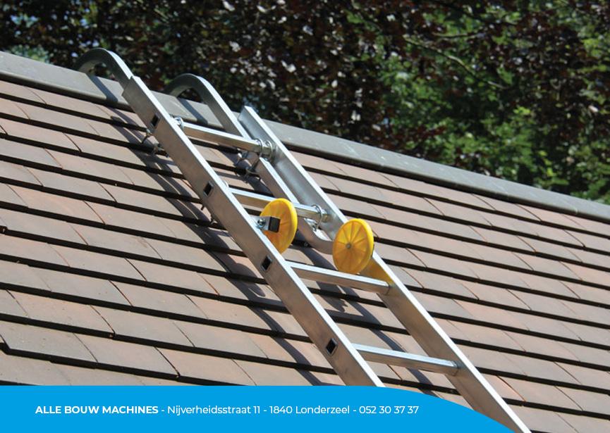 Aluminium nokhaken M25 bij Alle Bouw Machines (ABM) wordt gebruikt met ladder op een hellend dak.
