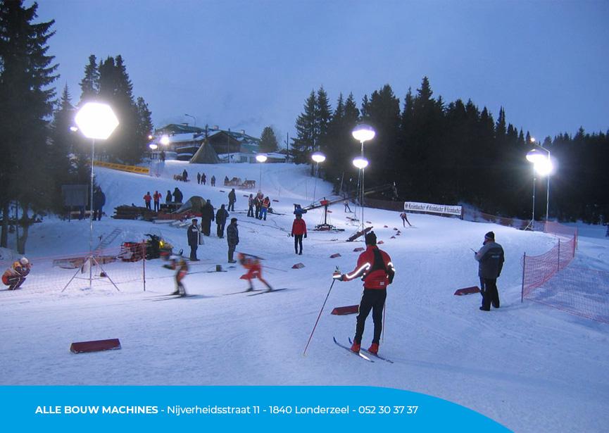 Ballon lumineux LEDMOON 600 de Powermoon chez Alle Bouw Machines (ABM) est utilisé pour éclairer une piste de ski.
