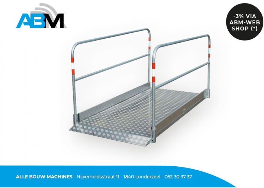 Stalen/aluminium loopbrug met leuningen en afmetingen 1,80 x 1 meter bij Alle Bouw Machines (ABM).