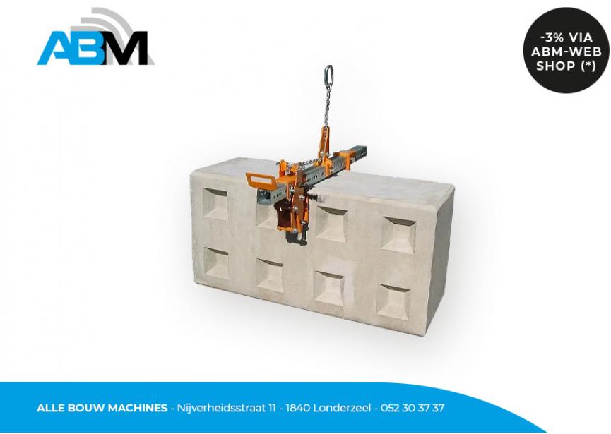 Mechanische grijper FGS 1,5-30 van Wimag bij Alle Bouw Machines (ABM) wordt gebruikt om een betonnen blok vast te grijpen.