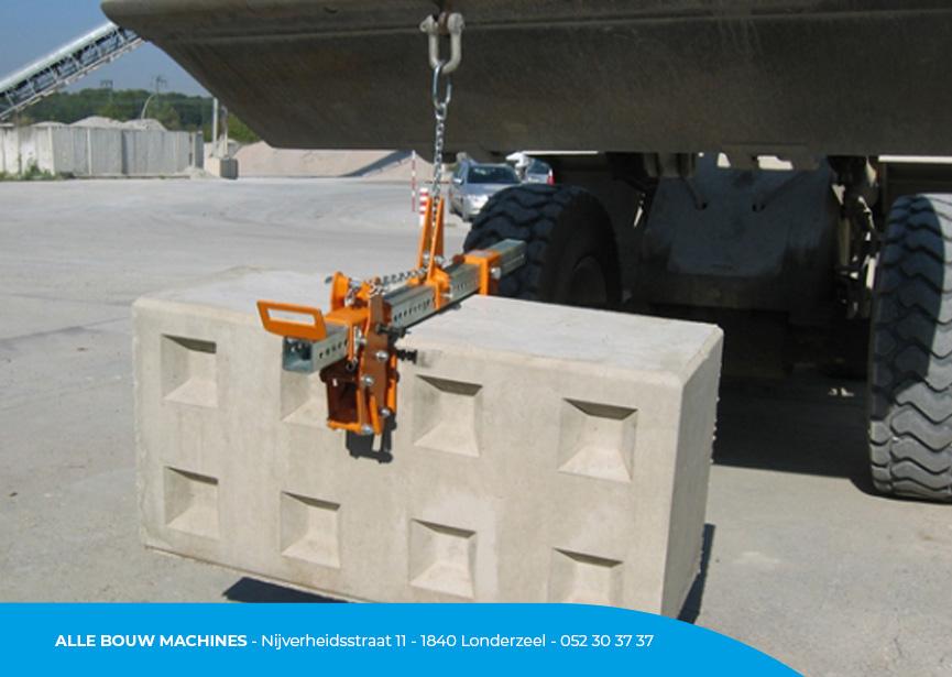 Mechanische grijper FGB 1,5-50 van Wimag bij Alle Bouw Machines (ABM) wordt gebruikt om een betonnen blok vast te grijpen.