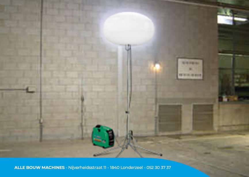Ballon lumineux Light Boy sur un trépied de Yanmar chez Alle Bouw Machines (ABM) est utilisé pour éclairer.