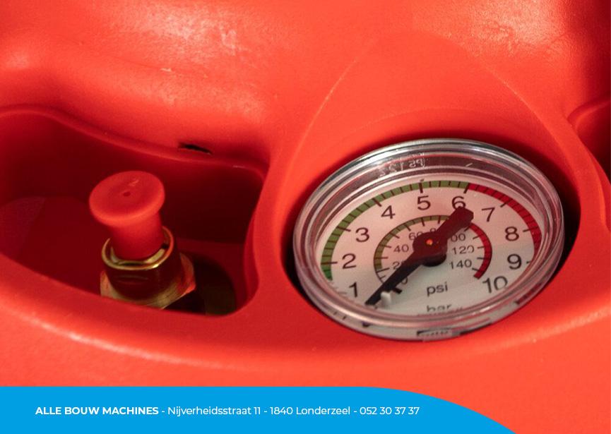 Détail du pulvérisateur haute pression Ferrox Plus avec une capacité de remplissage de 10 litres de Mesto chez Alle Bouw Machines (ABM).