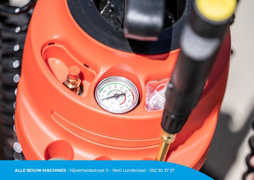 Détail du pulvérisateur haute pression Ferrox Plus avec une capacité de remplissage de 10 litres de Mesto chez Alle Bouw Machines (ABM).