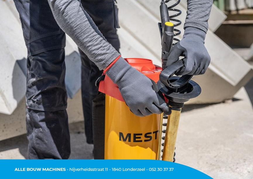 Pompen met de stalen druksproeier Ferrox Plus 10 liter van Mesto bij Alle Bouw Machines (ABM).