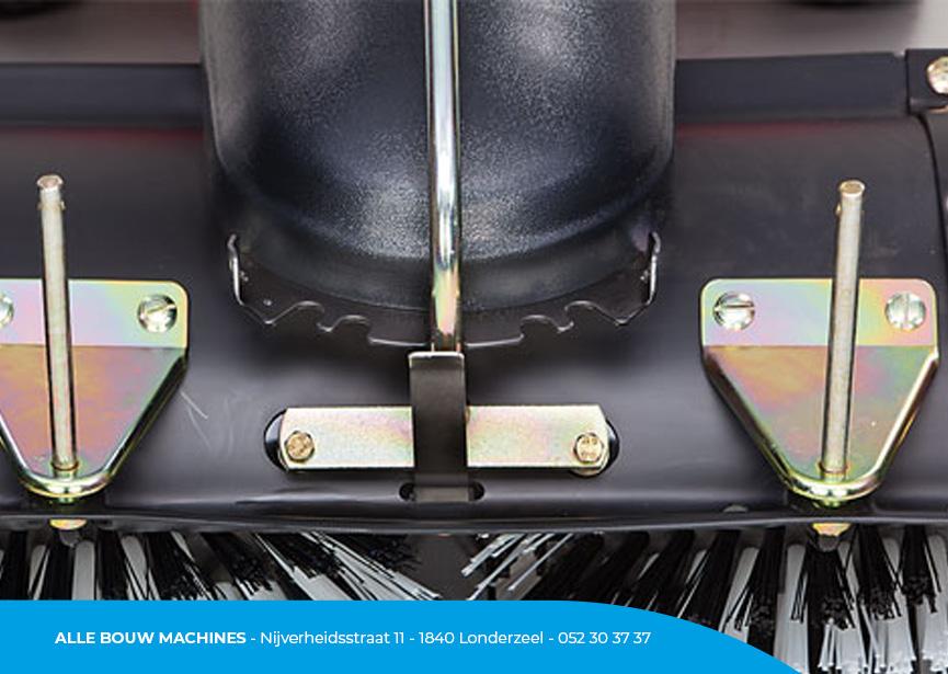 Pression des brosses de la balayeuse sur batterie TK38 Pro Electro de Tielbürger chez Alle Bouw Machines (ABM).