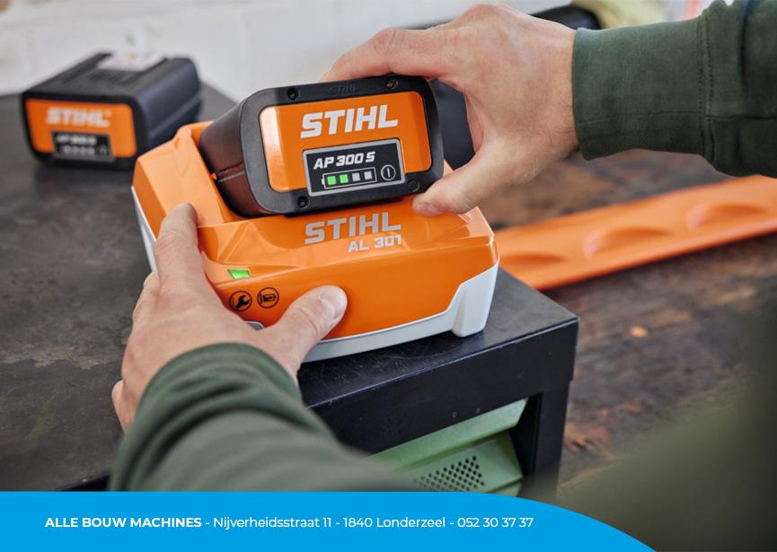 Chargeur rapide AL 301 de STIHL chez Alle Bouw Machines (ABM) est utilisé pour charger une batterie AP 300S.