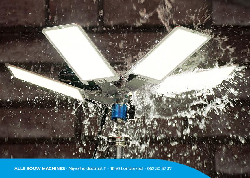 Résistance à l'eau de la lampe de chantier électrique Pocketmoon de Powermoon chez Alle Bouw Machines (ABM).