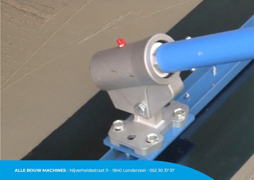 Rotule de la lisseuse de finition Big Blue Bullfloat 150 cm de Beton Trowel chez Alle Bouw Machines (ABM).